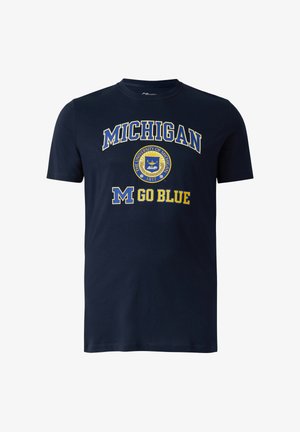 T-shirt bleu marine avec le texte "MICHIGAN", le sceau de l'Université du Michigan et le slogan "M GO BLUE" en couleurs maïs et bleu.