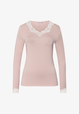 Langærmet lyserød top med V-udskæring og blondekant samt blonde detaljer ved ærmeafslutningerne, som har en blød tekstur og tætsiddende design.