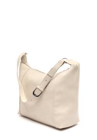 Borsa a spalla in pelle di un beige chiaro, con forma curvata, tracolla regolabile e superficie leggermente testurizzata. Presenta una fibbia in tonalità argento.