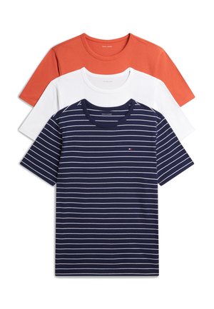 Uomo in piedi a piedi nudi che indossa una maglietta a maniche corte a righe blu navy e pantaloni blu scuro con coulisse su sfondo bianco.