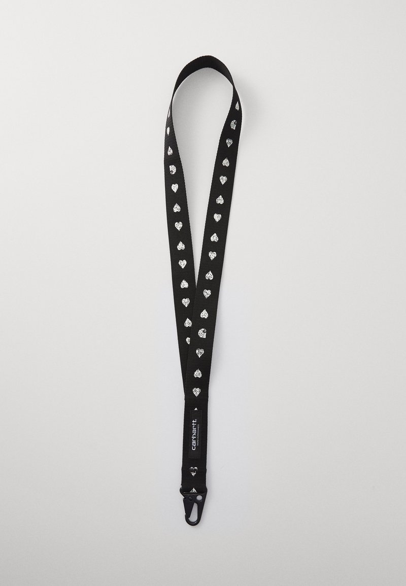 Lanyard negro hecho de tela, con pequeños patrones de corazones plateados a lo largo de su longitud y un clip de sujeción para un agarre seguro.