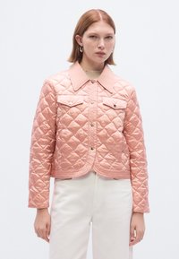 Ροζ μπουφάν με πατιλέτα, γιακά, κουμπιά με πιεστό κούμπωμα, δύο τσέπες στο στήθος και κα cropped σχεδιασμό. Λείο, λαμπερό υλικό.