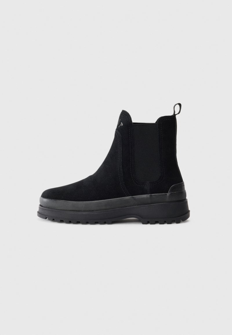 Schwarze Wildleder-Ankle Boots mit elastischen seitlichen Einsätzen, einer Zuglasche und einer strukturierten Gummisohle, die ein schlankes und minimalistisches Design aufweisen.