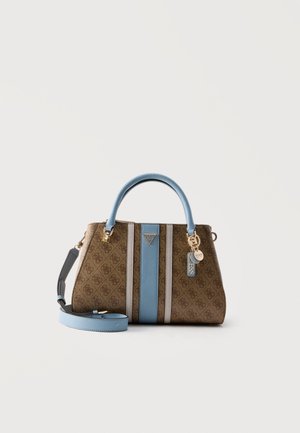 Sac à main marron et bleu avec motif, deux poignées, bandoulière réglable, plaque logo en métal et porte-clés charms sur fond blanc.