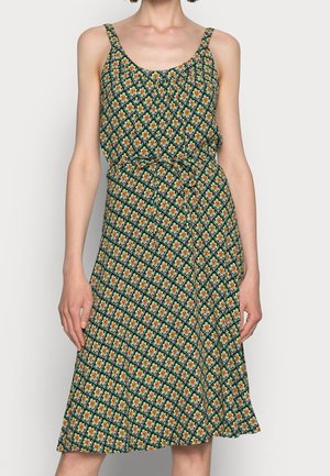 Vestido floral verde con tirantes finos, ajustado en la cintura, que presenta un patrón repetido en naranja y amarillo, fabricado con un tejido ligero y con un dobladillo fluido.