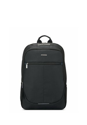 Schwarzer weicher Stoffrucksack mit Reißverschlussfach vorne, Trageschlaufe oben und silbernen Reißverschlussanhängern, aufrecht auf weißem Hintergrund dargestellt.