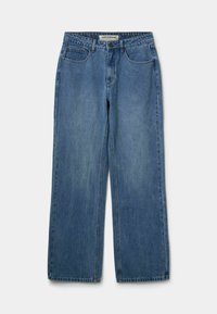 Plave široke traperice od denima, s pojasom s petljama za remen, prednjim džepovima i srednjim pranje s suptilnim izbljeđivanjem.