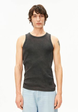 Black, ribbed tank top made of cotton, featuring a round neckline and a small logo detail at the bottom. Worn with light blue denim.