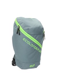 Zaino grigio dalla forma tondeggiante con una cerniera diagonale verde brillante e logo. Presenta un tessuto texturizzato e spallacci regolabili.