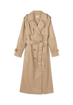 Beige trenchcoat i kunstlæder med dobbeltradede knapper, bælte i taljen, brede revers, skulderstropper og manchetter med spænder.