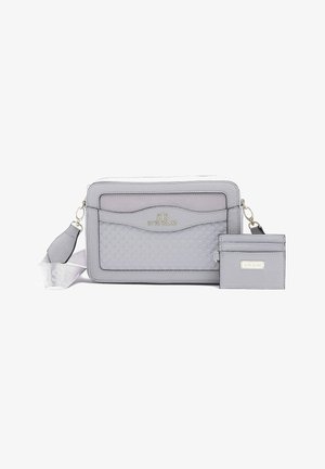 Sac bandoulière rectangulaire gris clair avec poche avant à motif et porte-cartes amovible, marqué "River Island" en lettres dorées.