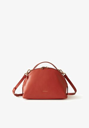 Rote Lederhandtasche mit Tragegriff oben, verstellbarem Schulterriemen, goldfarbenen Beschlägen und Reißverschluss mit Markenlogo.