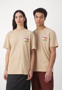 Tommy Jeans TJM REG SUMMER FLAG TEE EXT - Camiseta estampada - tawny sand
