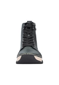 Botte montante en cuir vert avec des lacets noirs, fermeture éclair latérale, semelle en caoutchouc beige contrastante et détails de couture visibles.