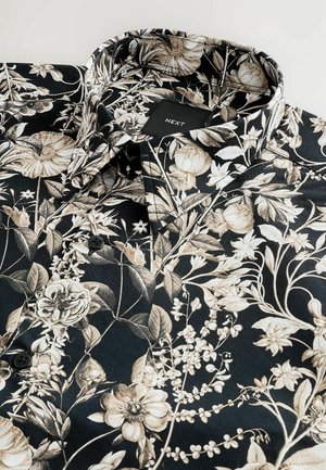 Cămașă neagră cu un model floral în bej și crem. Materialul pare neted, cu un guler clasic și butoane negre. Eticheta mărcii este vizibilă.