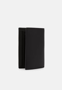 Schwarze Lederbörse mit einem einfachen, rechteckigen Design. Glatte Textur, minimalistische Merkmale und keine sichtbaren Beschläge oder Akzente.