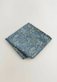 Multifarvet stofkvadrat med et blomsterdesign i blå, grøn og guld nuancer, der har en blød tekstur og foldet design.