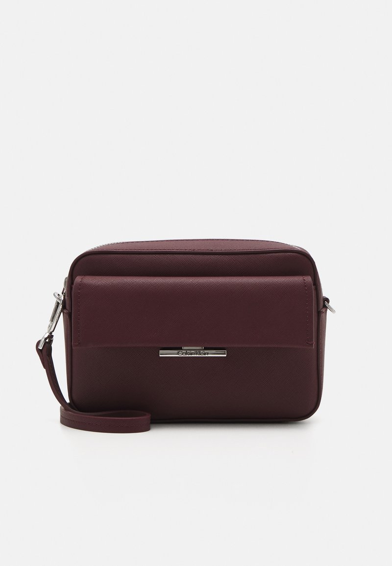 Calvin Klein LINEAR CAMERA BAG - Torba čez telo - oxblood