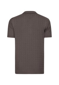 Kortærmet strikket polo-shirt i mørkebrun med et tekstureret kabelmønster, udstyret med en klassisk krave og en lige kant.