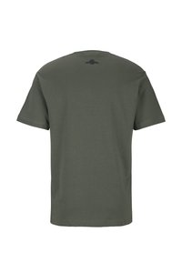 Olivgrünes T-Shirt mit kurzen Ärmeln aus Baumwolle, Rundhalsausschnitt und dezentem Logo-Print im oberen Rückenbereich. Glatte Textur.