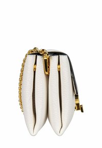 Portefeuille en cuir blanc avec deux compartiments, bandoulière en chaîne dorée et fermeture à bouton-pression doré, présenté de profil.