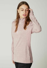 Heller rosa langärmeliger Pullover mit hochschließendem Reißverschlusskragen, strukturiertem Stoff und kontrastierenden Seitenpaneelen. Verfügt außerdem über Daumenöffnungen in den Ärmeln.