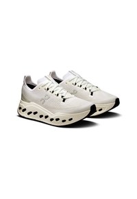On CLOUDSURFER MAX - Väglöparskor - white   white