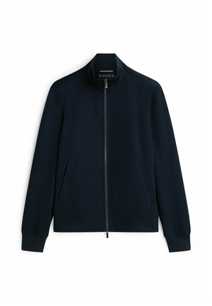 Marineblaue Jacke mit durchgehendem Reißverschluss, Stehkragen, langen Ärmeln und zwei Seitentaschen, auf einem weißen Hintergrund flach ausgelegt.