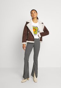 ONLY ONLDIANA BONDED AVIATOR JACKET  - Casaco de pele sintética - black coffee/white