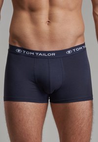 Boxers navy en coton doux, avec une ceinture contrastante blanche portant le logo "TOM TAILOR" et une coupe ajustée.