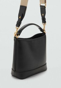Borsa a tracolla in pelle nera con una forma strutturata, dotata di manico superiore e tracolla regolabile, arricchita da accessori in oro. Texture liscia.