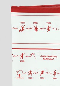 Czerwono-biała tkanina z nadrukowanymi ilustracjami nurków i sportowców, z tekstem i datami w kolorze czerwonym, na białym tle.