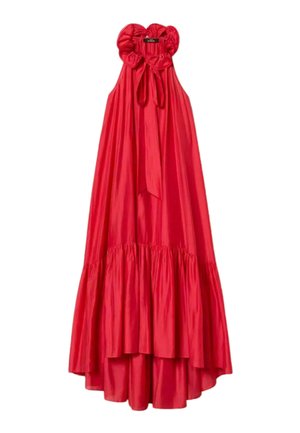 Vestito rosso senza maniche con scollo a halter arricciato e gonna a balze raccolte, realizzato in tessuto lucido con orlo asimmetrico.