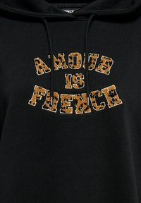 Sweat à capuche noir avec cordons, texte imprimé léopard "AMOUR IS FRENCH" sur le devant.