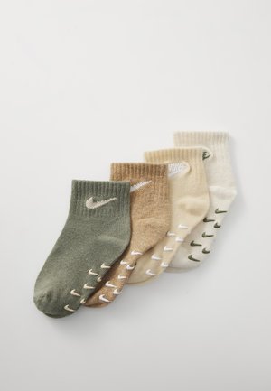 Cinci perechi de șosete scurte în culorile verde, bej, crem și tan, cu textură ribbed și logo-ul Nike. Modele de accent alb și verde pe mansete.