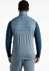 Grau isolierte Weste mit einem gesteppten Oberteil, dehnbaren blauen Ärmeln und einem hohen Kragen; hat eine glatte Textur und ein leichtes Material.