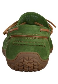Chaussure en daim verte avec des accents en cuir marron, arrière arrondi, couture sur le côté et semelle en caoutchouc texturée avec un motif de semelle.