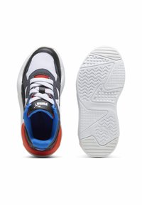 Scarpe da atletica in bianco e nero con accenti rossi e blu, caratterizzate da una tomaia in rete, colletto imbottito e una suola bianca strutturata.