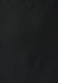 Unselected, black