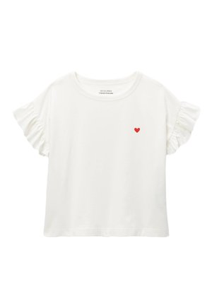 T-shirt blanc à manches courtes avec des manches à volants et un petit cœur rouge brodé sur le côté gauche de la poitrine.
