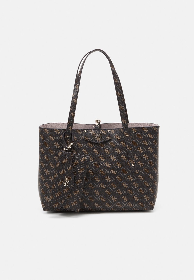 Sac cabas marron foncé avec motif logo Guess doré, deux anses d'épaule et pochette assortie attachée avec texte du logo Guess.