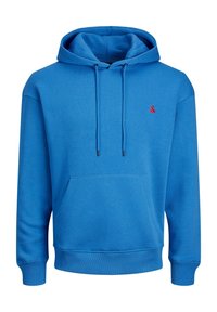 Blå hoodie i mjukt bomullsmaterial, med en känguruficka, ribbade ärmslut och en liten röd logotyp på bröstet.