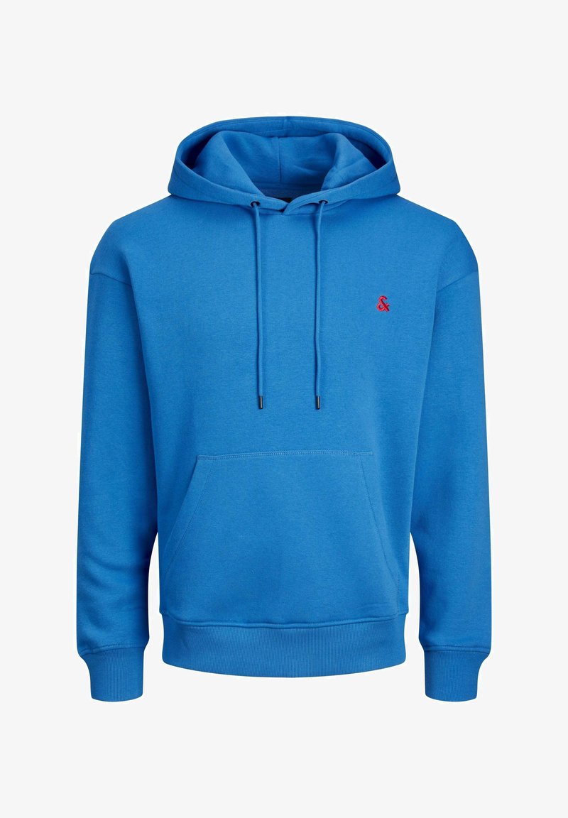 Modrá mikina s kapucí vyrobená z měkké bavlněné směsi, s klokaní kapsou, žebrovanými manžetami a malým červeným logem na hrudi.