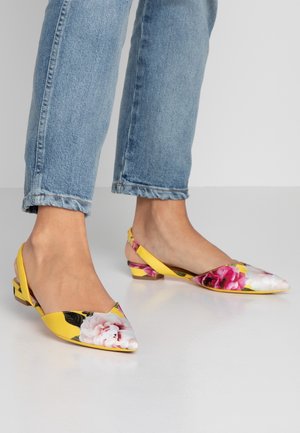 Blomstrede slingback flade sko med spids tå, med en gul stofbund og et pink og hvidt blomster mønster. Små blokhæle detaljer.