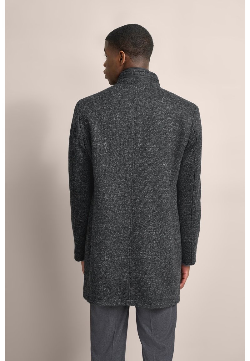 Cappotto in misto lana grigio scuro con una finitura testurizzata, maniche lunghe, colletto alto e taglio dritto, mostrato dal retro.