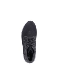 Chaussure en cuir noir avec doublure textile grise, dotée de six œillets métalliques, de lacets plats et d'un bout arrondi. Semelle en caoutchouc avec un léger profil.
