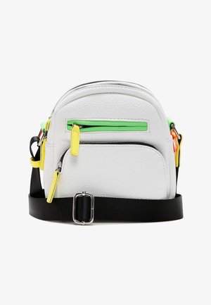 Weißes, genarbtes Leder-Crossbody-Bag mit einer grünen Reißverschlusstasche, gelben Akzenten und einem schwarzen verstellbaren Tragegurt mit einer Metallschnalle.