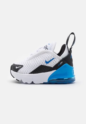 Zapatilla Nike Air Max 270 blanca y negra con detalles en azul, parte superior de malla y amortiguación de aire visible sobre un fondo blanco.