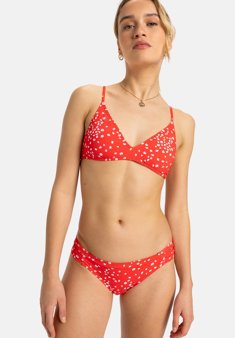 Röd bikini-set med blommönster, som har en triangulär top och rynkade nederdel. Tillverkad av elastiskt material med justerbara remmar.