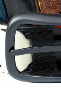 Ledergeburt mit einer schwarzen Metallschnalle. Enthält verschiedene farbige Lederabschnitte in einem strukturierten Muster. Nähte sind an den Rändern sichtbar.